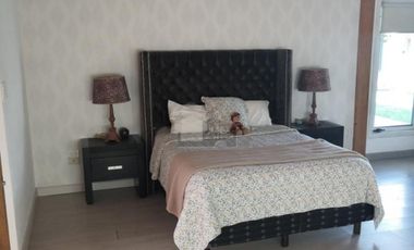 Casa de una planta con alberca propia