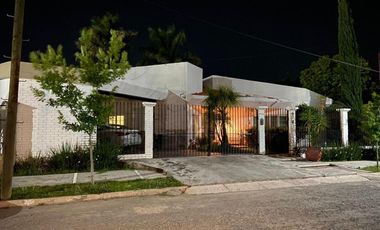 Casa de una planta con alberca propia