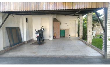 Villa Adelina, Casa A  Refaccionar Con Lindo Jardín En Muy Buena Ubicación