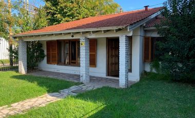 Villa Adelina, Casa A  Refaccionar Con Lindo Jardín En Muy Buena Ubicación