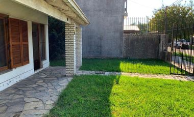 Villa Adelina, Casa A  Refaccionar Con Lindo Jardín En Muy Buena Ubicación