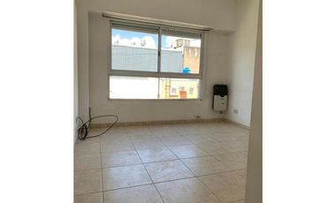 DEPARTAMENTO EN EDIFICIO MODERNO, 3 AMBIENTES CONTRAFRENTE CON BALCÓN, EN EXCELENTE ESTADO! COCHERA CUBIERTA PROPIA