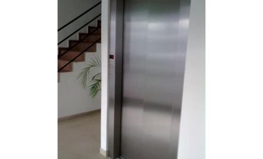 DEPARTAMENTO EN EDIFICIO MODERNO, 3 AMBIENTES CONTRAFRENTE CON BALCÓN, EN EXCELENTE ESTADO! COCHERA CUBIERTA PROPIA