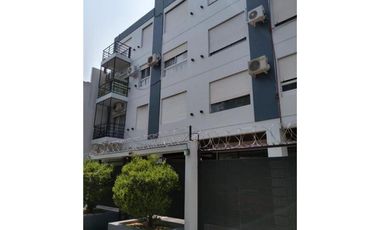 DEPARTAMENTO EN EDIFICIO MODERNO, 3 AMBIENTES CONTRAFRENTE CON BALCÓN, EN EXCELENTE ESTADO! COCHERA CUBIERTA PROPIA
