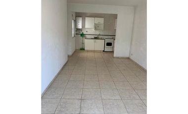 DEPARTAMENTO EN EDIFICIO MODERNO, 3 AMBIENTES CONTRAFRENTE CON BALCÓN, EN EXCELENTE ESTADO! COCHERA CUBIERTA PROPIA