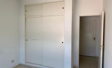 DEPARTAMENTO EN EDIFICIO MODERNO, 3 AMBIENTES CONTRAFRENTE CON BALCÓN, EN EXCELENTE ESTADO! COCHERA CUBIERTA PROPIA