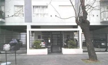 DEPARTAMENTO EN EDIFICIO MODERNO, 3 AMBIENTES CONTRAFRENTE CON BALCÓN, EN EXCELENTE ESTADO! COCHERA CUBIERTA PROPIA