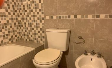 DEPARTAMENTO EN EDIFICIO MODERNO, 3 AMBIENTES CONTRAFRENTE CON BALCÓN, EN EXCELENTE ESTADO! COCHERA CUBIERTA PROPIA