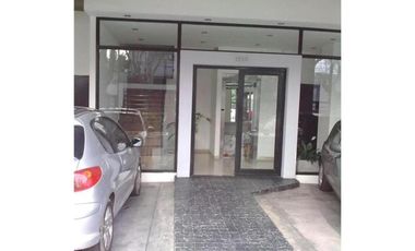 DEPARTAMENTO EN EDIFICIO MODERNO, 3 AMBIENTES CONTRAFRENTE CON BALCÓN, EN EXCELENTE ESTADO! COCHERA CUBIERTA PROPIA