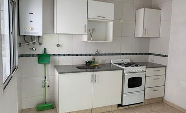 DEPARTAMENTO EN EDIFICIO MODERNO, 3 AMBIENTES CONTRAFRENTE CON BALCÓN, EN EXCELENTE ESTADO! COCHERA CUBIERTA PROPIA