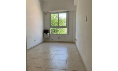 DEPARTAMENTO EN EDIFICIO MODERNO, 3 AMBIENTES CONTRAFRENTE CON BALCÓN, EN EXCELENTE ESTADO! COCHERA CUBIERTA PROPIA