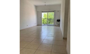 DEPARTAMENTO EN EDIFICIO MODERNO, 3 AMBIENTES CONTRAFRENTE CON BALCÓN, EN EXCELENTE ESTADO! COCHERA CUBIERTA PROPIA