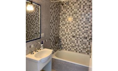 DEPARTAMENTO EN EDIFICIO MODERNO, 3 AMBIENTES CONTRAFRENTE CON BALCÓN, EN EXCELENTE ESTADO! COCHERA CUBIERTA PROPIA