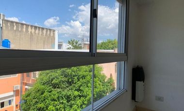 DEPARTAMENTO EN EDIFICIO MODERNO, 3 AMBIENTES CONTRAFRENTE CON BALCÓN, EN EXCELENTE ESTADO! COCHERA CUBIERTA PROPIA