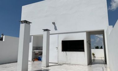 DEPARTAMENTO EN EDIFICIO MODERNO, 3 AMBIENTES CONTRAFRENTE CON BALCÓN, EN EXCELENTE ESTADO! COCHERA CUBIERTA PROPIA