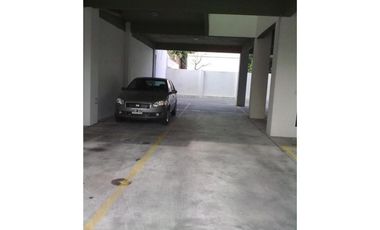 DEPARTAMENTO EN EDIFICIO MODERNO, 3 AMBIENTES CONTRAFRENTE CON BALCÓN, EN EXCELENTE ESTADO! COCHERA CUBIERTA PROPIA
