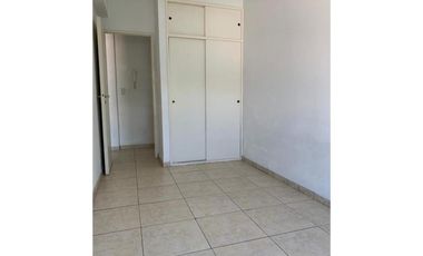 DEPARTAMENTO EN EDIFICIO MODERNO, 3 AMBIENTES CONTRAFRENTE CON BALCÓN, EN EXCELENTE ESTADO! COCHERA CUBIERTA PROPIA
