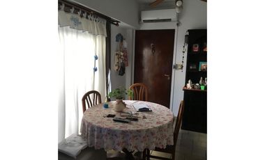 Departamento tipo casa de 3 Ambientes con dos patios descubiertos
