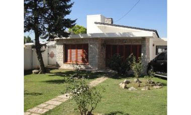 Villa Carlos Paz: Jorge Newbery 277 Casa 2 dormitorios y departamento 2 dormitorios interno, Córdoba, Argentina.