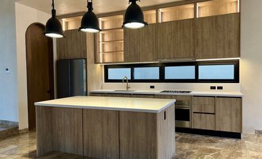 CASA EN VENTA MÉRIDA FRENTE AL CAMPO DEL GOLF PROVINCIA, ACABADOS DE LUJO, 613m2