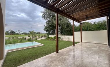 CASA EN VENTA MÉRIDA FRENTE AL CAMPO DEL GOLF PROVINCIA, ACABADOS DE LUJO, 613m2