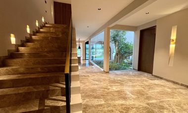 CASA EN VENTA MÉRIDA FRENTE AL CAMPO DEL GOLF PROVINCIA, ACABADOS DE LUJO, 613m2