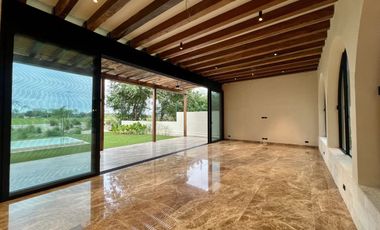 CASA EN VENTA MÉRIDA FRENTE AL CAMPO DEL GOLF PROVINCIA, ACABADOS DE LUJO, 613m2