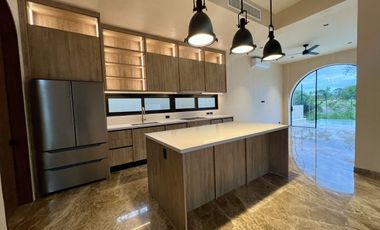 CASA EN VENTA MÉRIDA FRENTE AL CAMPO DEL GOLF PROVINCIA, ACABADOS DE LUJO, 613m2