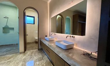 CASA EN VENTA MÉRIDA FRENTE AL CAMPO DEL GOLF PROVINCIA, ACABADOS DE LUJO, 613m2