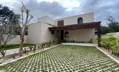 CASA EN VENTA MÉRIDA FRENTE AL CAMPO DEL GOLF PROVINCIA, ACABADOS DE LUJO, 613m2