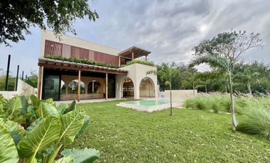 CASA EN VENTA MÉRIDA FRENTE AL CAMPO DEL GOLF PROVINCIA, ACABADOS DE LUJO, 613m2