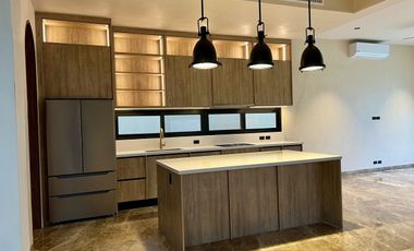 CASA EN VENTA MÉRIDA FRENTE AL CAMPO DEL GOLF PROVINCIA, ACABADOS DE LUJO, 613m2