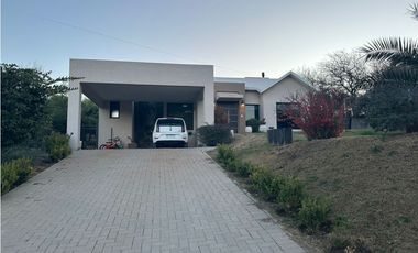 SE VENDE CASA EN LOMAS DEL REY