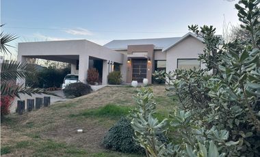 SE VENDE CASA EN LOMAS DEL REY