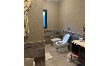SE VENDE CASA EN LOMAS DEL REY