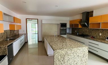 Moderna Casa en Fraccionamiento Puerta de Hierro Dentro de Coto