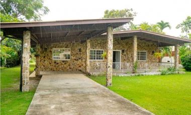 VENTA DE CASA EN CORONADO HERMOSA Y CON PISCINA