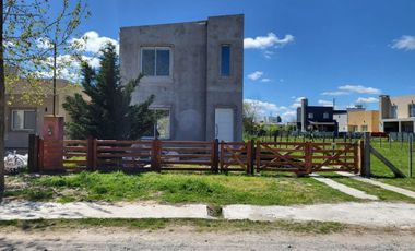 Duplex con pileta  en barrio privado a estrenar