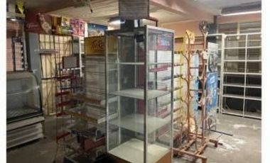 Edificio con Bodega, Oficinas y Local comercial