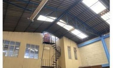 Edificio con Bodega, Oficinas y Local comercial