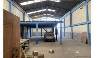 Edificio con Bodega, Oficinas y Local comercial