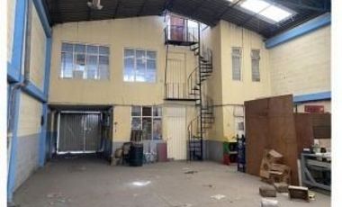 Edificio con Bodega, Oficinas y Local comercial