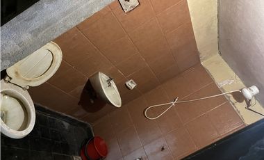VENDO AMPLIO GALPÓN EN ESQUINA DE IMPORTANTE  AVENIDA .