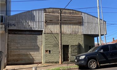 VENDO AMPLIO GALPÓN EN ESQUINA DE IMPORTANTE  AVENIDA .