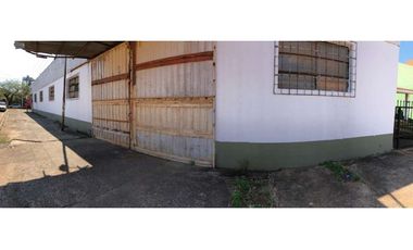 VENDO AMPLIO GALPÓN EN ESQUINA DE IMPORTANTE  AVENIDA .