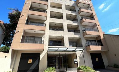 VENTA DE DEPARTAMENTO 2 AMBIENTES EN PLENO CENTRO DE MONTE GRANDE - CON COCHERA