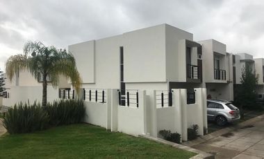 CASA EN VENTA EN BELLATERRA