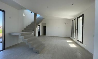 Casa en alquiler en Loma Verde