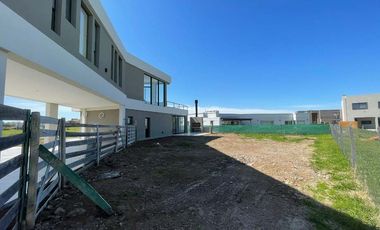 Casa en alquiler en Loma Verde