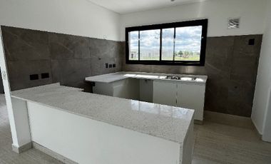 Casa en alquiler en Loma Verde